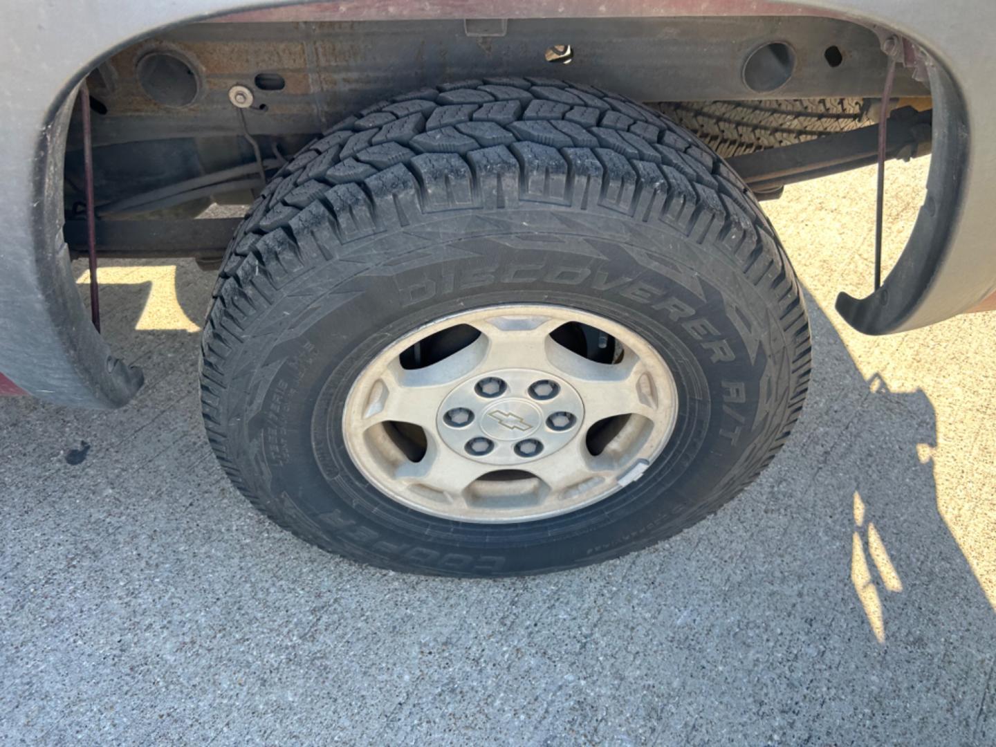 2004 Red Chevrolet Silverado 1500 (1GCEK19T64E) , located at 1687 Business 35 S, New Braunfels, TX, 78130, (830) 625-7159, 29.655487, -98.051491 - Photo#12